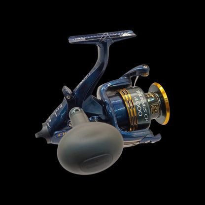 A Shimano Thunnus CI4 4000 spinning reel in blue and black color.