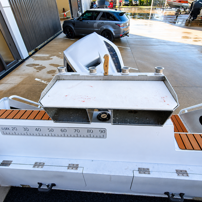 Custom aluminium bait station with integrated rod holders and fish measuring ruler on the used Brave HT 800 hardtop, designed for serious offshore fishing and gamefishing.