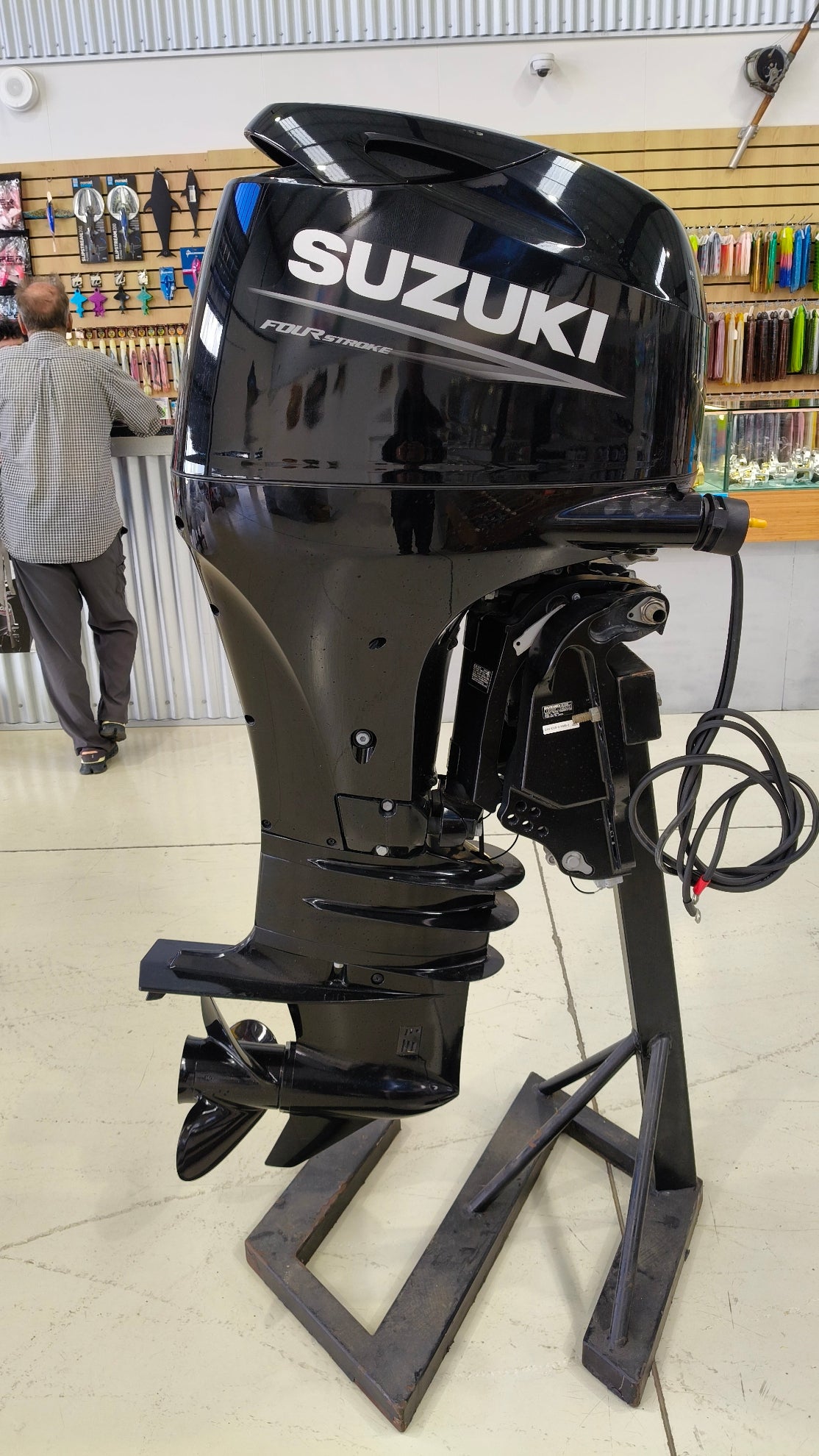 Suzuki DF100 4-stroke outboard 25 inch shaft ex demonstrator low hours, gauges, remote and cables included